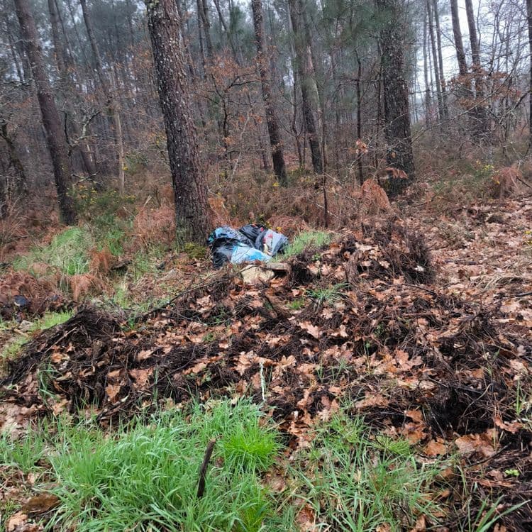 Deux dépôts a côté l'un de l'autre a cet endroit a droite de la route qui va sur la déchèterie.
Localisation : le premier chemin a droite du pare feu rdv du nettoyage des bois 