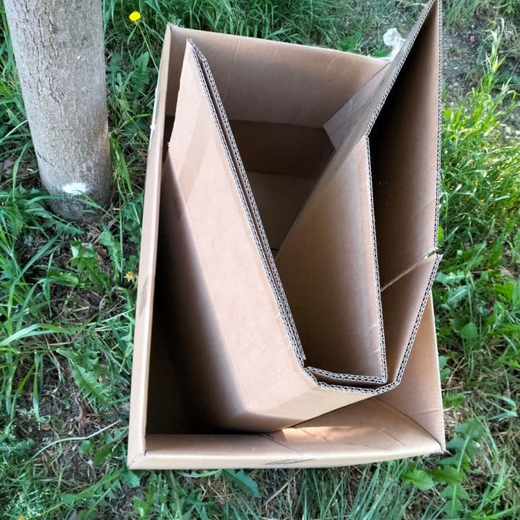 Cartons abandonnés au bord de la route 