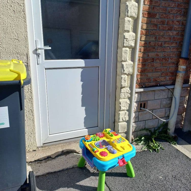 Le dimanche matin du 06 septembre 2026, à 10h00,  nous constatons cet objet en pleine entrée.