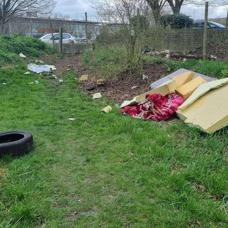 Matelas éventré,  pneu... dans un parc 'protégé-...