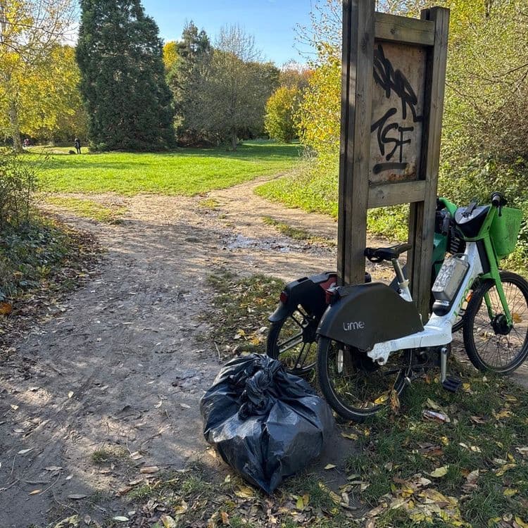 Voici l'analyse des déchets présents sur l'image :

Un sac poubelle noir est visible. Son poids est estimé à environ 5 kilogrammes, compte tenu de sa taille et de son contenu apparemment dense. Il est possible qu'il contienne des déchets ménagers ou des déchets verts.

On observe également des détritus épars au sol, principalement des feuilles mortes et quelques papiers. Leur poids est négligeable, probablement moins de 0,1 kilogramme.
