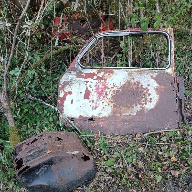 Vieille carcasse de voiture en bord de chemin 