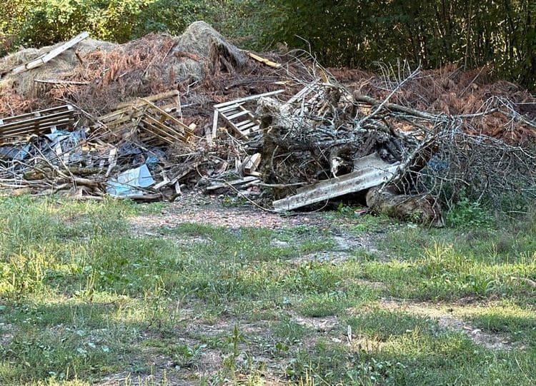 Déchets arbustes, foin, tuiles, plaques ciment amiante, ferraille. Environ 50 m3. À proximité locations de vacances.