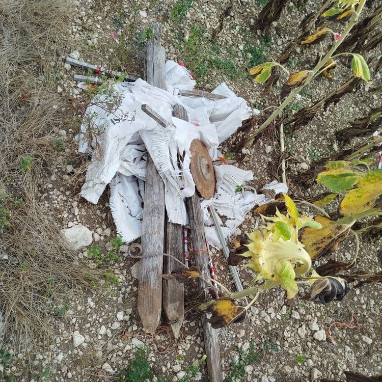 Plastiques, divers, à 5 m du chemin dans le champ