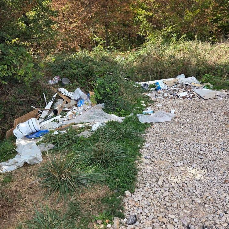 Décharge sauvage comprennants :
Gravats, de plaques de plâtres,bidons en plastiques, morceaux de chaudières, sacs plastiques, planches de bois...