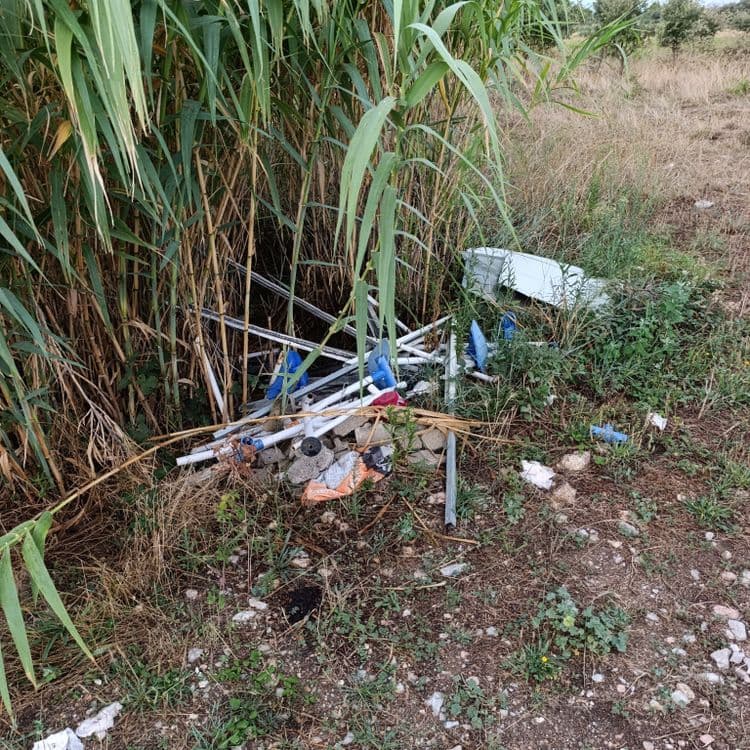 Voici une estimation des déchets présents sur la photo :

*   **Déchets de construction/rénovation** : On observe des morceaux de PVC (tuyaux, raccords), des profilés métalliques (probablement aluminium), des fragments de béton ou de pierres. On peut estimer la quantité de PVC à environ 3 kg, les profilés métalliques à 1 kg et les fragments de béton à environ 2 kg.

*   **Déchets plastiques divers** : On voit des bidons bleus en plastique (type produits ménagers) et des emballages plastiques (dont un sac de marque "Saconner"). Il y a 2 bidons bleus et divers emballages. Le poids total de ces plastiques est estimé à environ 0.5 kg.

*   **Divers** : On aperçoit un morceau de tôle blanche (probablement une partie d'électroménager ou de mobilier). On peut estimer son poids à environ 1 kg.

Le poids total estimé de ces déchets est d'environ 7.5 kg.

