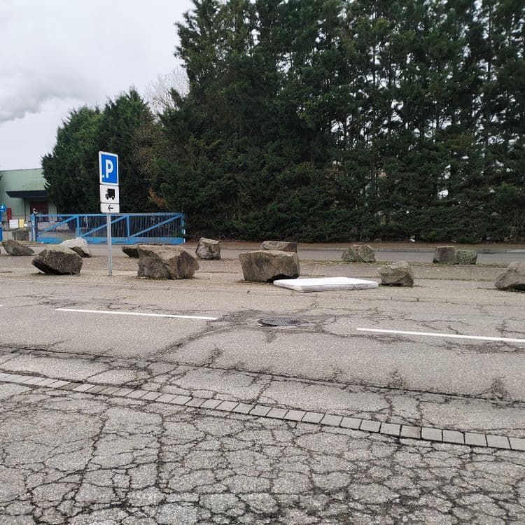 Un matelas abandonné en zone industrielle 