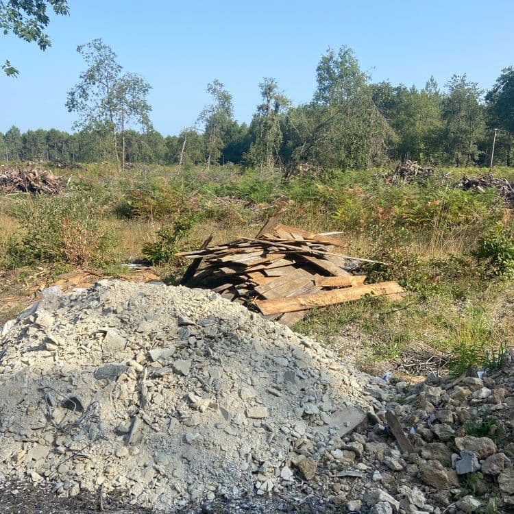 Voici une estimation des déchets présents sur les photos, ainsi que leur poids et quantité approximatifs :

*   **Isolant (laine de verre/roche ou similaire) :** Environ 50 kg. La quantité est d'environ 15 à 20 morceaux/rouleaux.
*   **Gravats (béton, pierres, etc.) :** Environ 200 kg. Quantité estimée à un petit tas de 1 m³ environ.
*   **Bois (planches, chutes de bois) :** Environ 30 kg. On compte une pile d'environ 20-30 planches.
*   **Déchets verts (branchages, feuilles) :** Environ 40 kg, répartis dans 7 sacs poubelles.
*   **Divers (plastiques, emballages) :** Environ 5 kg. Il y a une présence visible de quelques déchets plastiques dispersés.
