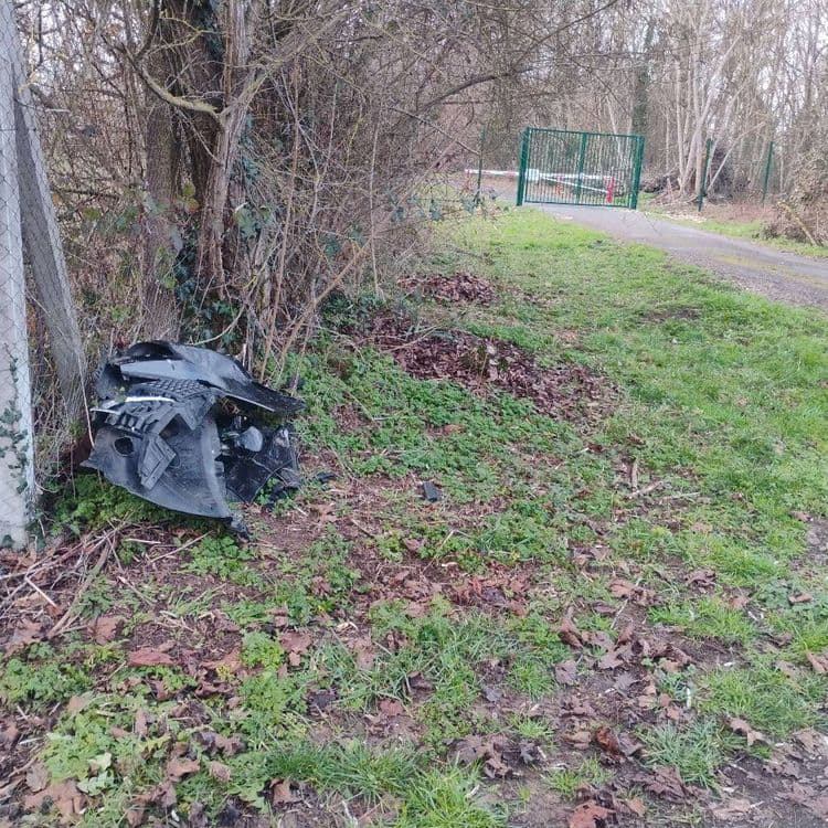 Voici l'analyse des déchets présents sur les images :

**Image 1**

*   **Déchets ménagers**:
    *   Un sac en papier (environ 0.1 kg). Contient potentiellement des bouteilles en verre, donc 1 kg supplémentaire environ.
    *   Une bouteille en plastique (0.05 kg).
    *   Un emballage plastique alimentaire (0.02 kg).

**Image 2 et 3**

*   **Déchets automobiles**:
    *   Divers éléments de carrosserie automobile en plastique noir, comprenant un pare-chocs et des grilles (environ 5 kg au total).
