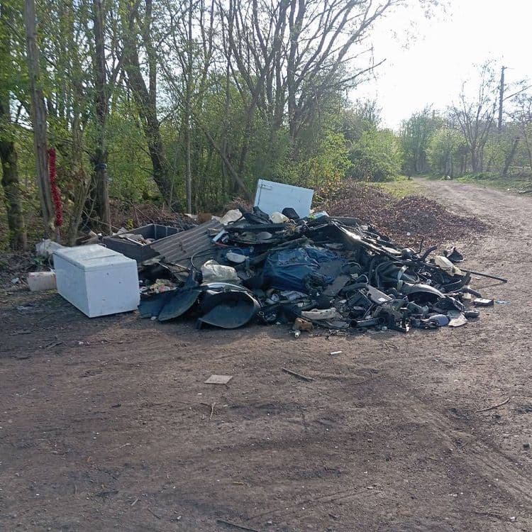 Voici l'estimation des déchets présents sur le site :

*   **Gros électroménager (réfrigérateur, congélateur, porte de réfrigérateur):** Environ 150 kg (2 appareils complets et une porte)
*   **Déchets automobiles (pare-chocs, pièces diverses en plastique et métal):** Environ 200 kg (quantité importante de pièces variées)
*   **Divers plastiques (bâches, éléments d'ameublement, etc.):** Environ 80 kg
*   **Déchets de construction (plaques de fibrociment, divers):** Environ 100 kg (quelques plaques et autres éléments)
*   **Divers (objets non identifiés, petits éléments):** Environ 50 kg