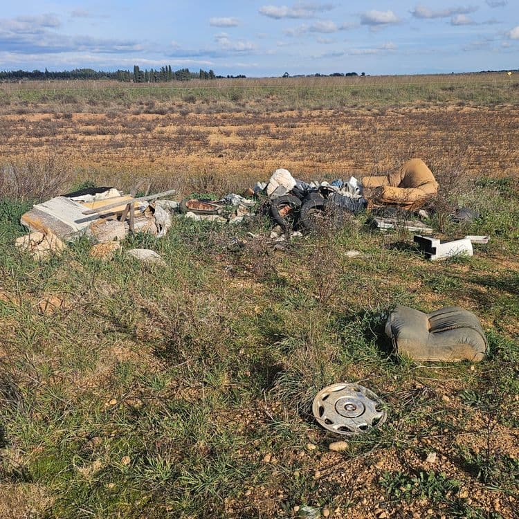 Déchets/mobilier jetés dans la nature