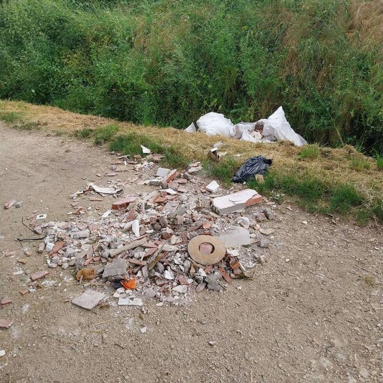 Je constate dépôt sauvage de gravats et autres déchets de rénovation,  sans doute un professionnel, car présence de boîtes de vis inox non trouvables dans grand public