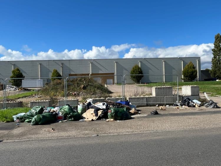 Dépôt sauvage à droite de l’entreprise de menuiserie Bonecher sur la zone commerciale de Semécourt en Moselle.
J’ai vu une camionnette avec un monsieur rajoutant d’autres déchets mais n’ai pu prendre une photo à temps. Il s’agissait d’une camionnette d’entreprise.
À noter qu’il y a un camp sauvage de Roms à proximité. 