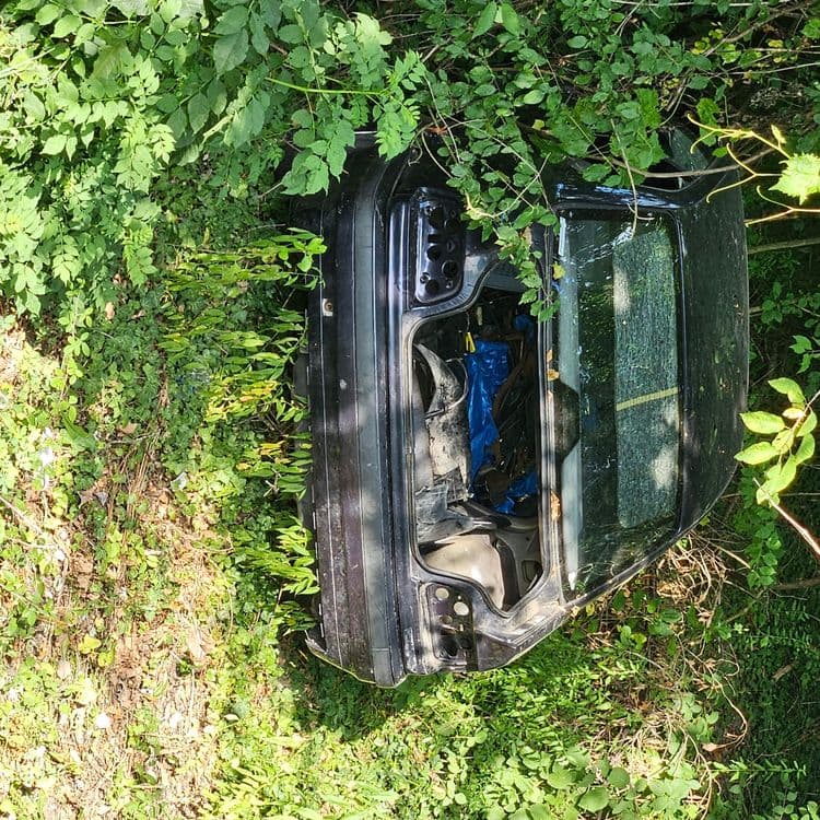 Voiture abandonné dans la forêt 