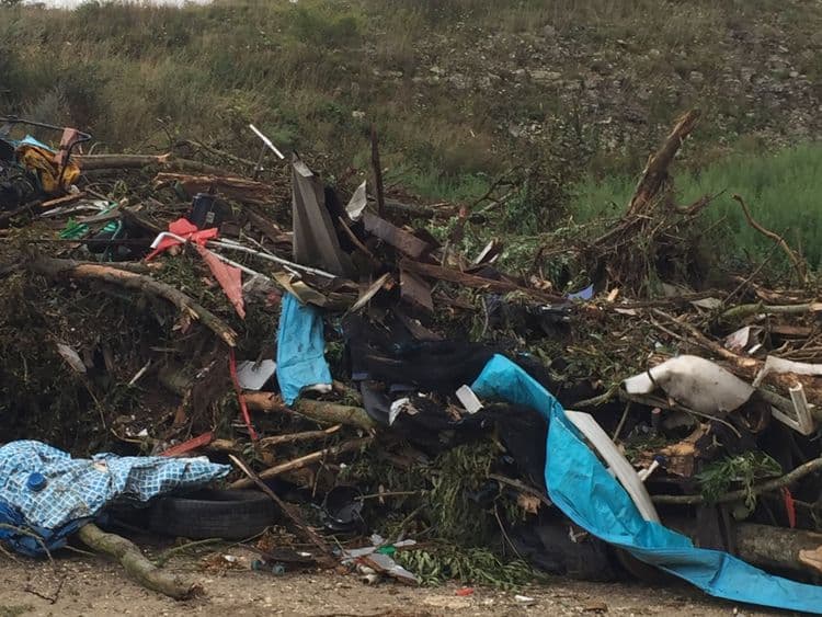 Suite à l'examen des déchets présents, voici une estimation des types, quantités et poids associés :

*   **Branches et déchets verts :** Importante quantité de branches d'arbres et de déchets végétaux divers. Estimation : 50 kg.

*   **Textiles (bâches, tissus) :** Présence de plusieurs morceaux de bâches bleues et autres textiles variés. Estimation : 15 kg.

*   **Déchets plastiques :** Divers objets en plastique sont visibles, notamment des emballages. Estimation : 5 kg.

*   **Déchets divers :** La présence d'autres éléments comme pneus usagés, une petite quantité de bois, divers objets métallique et des déchets non identifiables. Estimation : 30 kg.

*   **Bois :** La présence d'une petite quantité de bois. Estimation 10kg

Ces estimations sont des approximations basées sur l'observation visuelle et peuvent varier selon la densité des matériaux.

