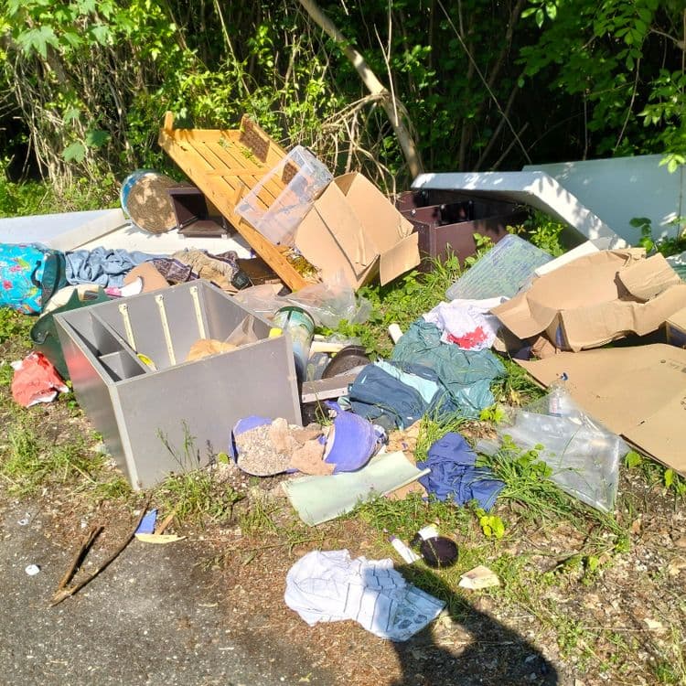Deux dépôts sauvages à quelques mètres d'intervalle au bord d'une piste cyclable. Mobilier, matelas, déchets du bâtiment et divers 