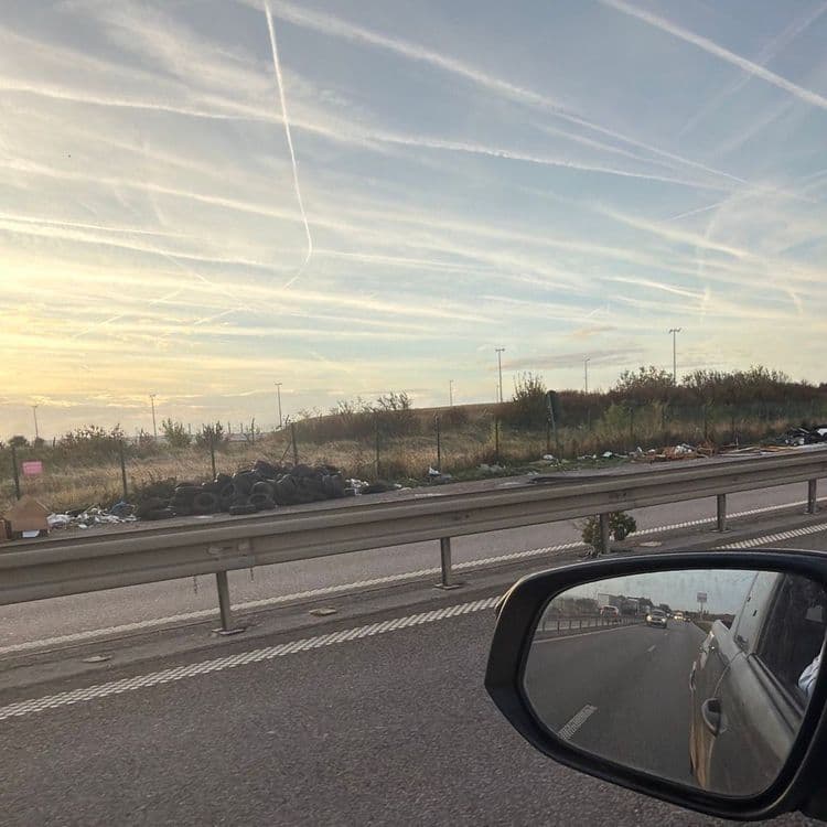 Les déchets abandonnés sur le site comprennent :

*   **Pneus usagés :** Une quantité estimée à environ 40 unités, représentant un poids total d'environ 400 kilogrammes.
*   **Cartons et emballages :** Environ 4 grands cartons, pour un poids total d'environ 3 kilogrammes.
*   **Déchets ménagers et divers :** Une accumulation de petits débris, sacs et emballages, équivalant à environ 12 grands sacs poubelles, soit un poids total estimé à 84 kilogrammes.
*   **Débris de bois et encombrants :** Quelques pièces de bois ou éléments de mobilier, soit environ 4 articles, pour un poids total estimé à 60 kilogrammes.

