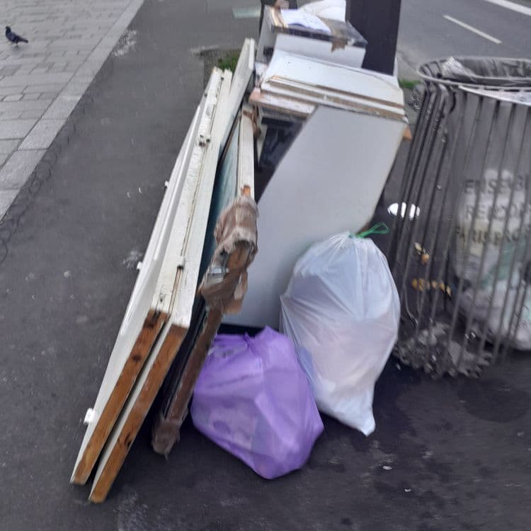 Il y a un meuble , des plaches,un matelas et du carton 