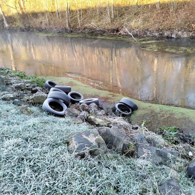 Pneus usagés abandonnés dans un cours d'eau 