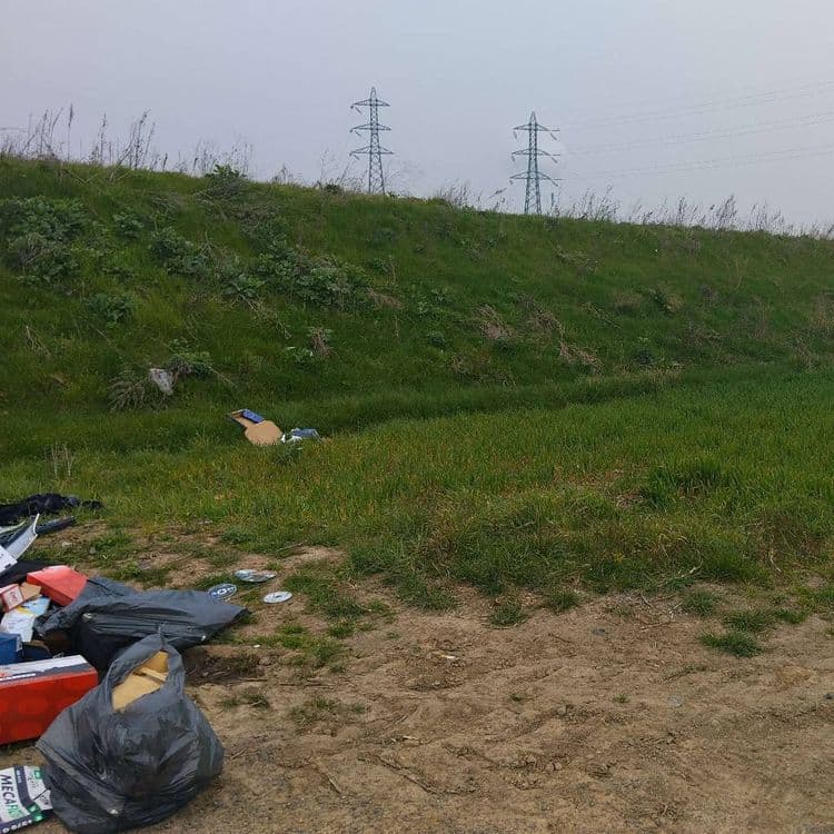 Voici une estimation des déchets présents sur le site :

*   **Sacs poubelles noirs** : On observe un nombre important de sacs poubelles noirs, probablement remplis de déchets ménagers divers. Estimons environ 7 sacs, chacun pesant entre 5 et 10 kg, ce qui représente un total de 35 à 70 kg.

*   **Emballages carton** : Divers cartons et emballages en carton sont visibles. On peut estimer leur poids total à environ 5 kg.

*   **Plastiques divers** : Une quantité notable de plastiques variés est présente (bouteilles, emballages, etc.). Le poids total pourrait être d'environ 10 kg.

*   **Objets divers** : Il y a des objets divers non spécifiés, tels que des boîtes, des disques, des papiers, des objets divers en plastique et en métal. On peut estimer leur poids combiné à environ 10 kg.

*   **Déchets verts** : Quelques déchets verts sont mélangés aux autres déchets. Le poids est probablement minime, environ 1 kg.

En résumé, le poids total estimé des déchets abandonnés sur le site se situe entre 61 et 96 kg.
Déchets automobile 
