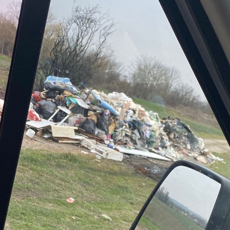 Un camion est venu décharger ses merdes 