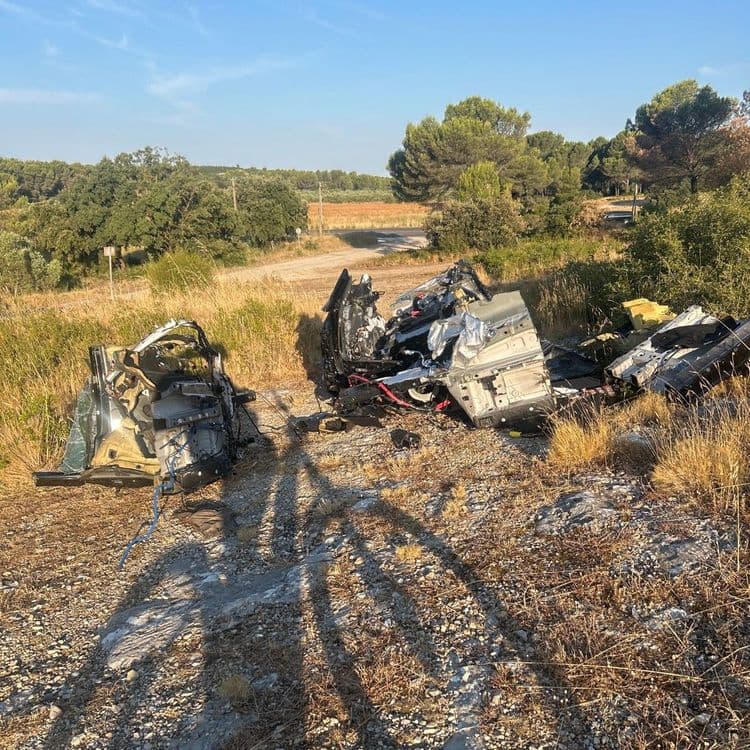 Carcasse de voiture découper

