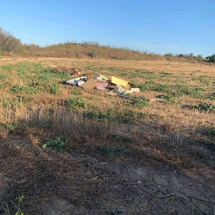 Les déchets abandonnés sur le site comprennent :

*   Un matelas ou un élément de literie rembourré, estimé à environ 30 kilogrammes.
*   Quatre à cinq panneaux de bois aggloméré, probablement issus de mobilier, pour un poids approximatif de 15 kilogrammes.
*   Deux à trois grands cartons d'emballage, dont le poids est estimé à 5 kilogrammes.
*   Trois à quatre fragments de panneaux isolants de type polystyrène extrudé (de couleur rose), représentant environ 2 kilogrammes.
*   Un petit tas de débris de chantier, incluant des gravats et de la terre, pesant approximativement 20 kilogrammes.
*   Quelques fragments de plastiques divers, pour un poids estimé à 3 kilogrammes.