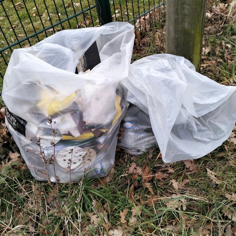 Sacs poubelles abandonnés au bord de la route 