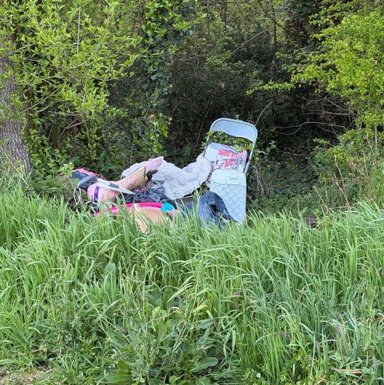 Voici une estimation des déchets présents sur les images :

**Image 1** :

*   Réfrigérateur : 50 kg (estimation basée sur un réfrigérateur standard)
*   Élément de réfrigérateur (partie séparée) : 5 kg

**Image 2** :

*   Sacs poubelles (remplis de déchets ménagers) : 10 kg (estimation, variable selon le contenu et le volume) : 2 unités
*   Cartons : 3 kg : 2 unités
*   Chaise en plastique : 2 kg
*   Divers (textiles, objets non identifiables) : 5 kg
*   Poubelle : 2 kg