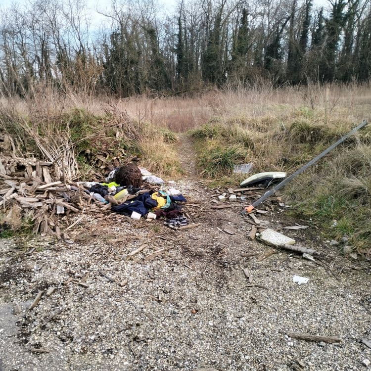 Déchets divers abandonnés au fond d'une impasse en zone d'activité 