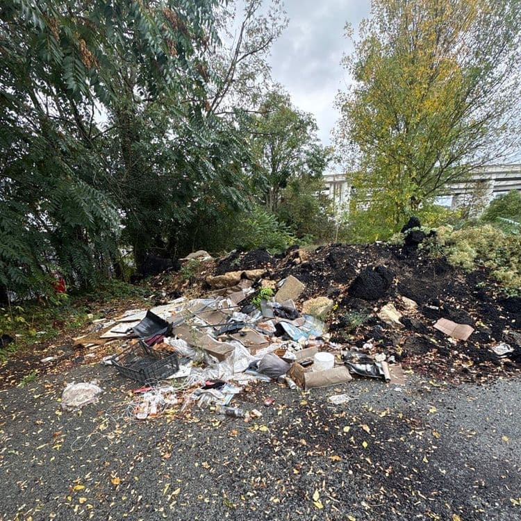 Les déchets abandonnés sur le site comprennent :

*   **Terre et gravats :** Une grande pile, estimée à environ 600 kg. Cette masse est composée de terre, de petits cailloux et de quelques morceaux de béton ou de parpaings cassés (environ 5 à 7 pièces, pesant environ 70 kg).
*   **Débris de carrelage/céramique :** Environ 10 à 15 fragments, pour un poids total estimé à 12 kg.
*   **Bois :** Quelques planches et débris, soit 3 à 5 pièces, pesant environ 15 kg.
*   **Sacs plastiques :** Une quinzaine à une vingtaine de sacs de différentes tailles, avec un poids total estimé à 8 kg.
*   **Cartons :** Environ 8 à 12 pièces d'emballages et de boîtes, pour un poids estimé à 7 kg.
*   **Bouteilles et contenants plastiques :** Une dizaine à une quinzaine d'unités, pesant environ 1.5 kg.
*   **Caisse en plastique :** Une caisse noire, estimée à 1.5 kg.
*   **Métaux :** Quelques canettes et petits objets métalliques, soit 5 à 10 unités, pour un poids d'environ 0.8 kg.
*   **Textiles :** Environ 3 à 5 pièces de vêtements ou chiffons, pesant environ 1.5 kg.
*   **Déchets ménagers divers :** Nombreux petits débris non identifiables précisément, estimés à 8 kg.



Un
