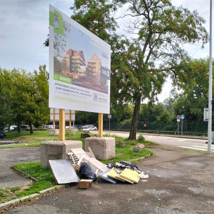 Déchets mobilier et divers abandonnés sur le trottoir 