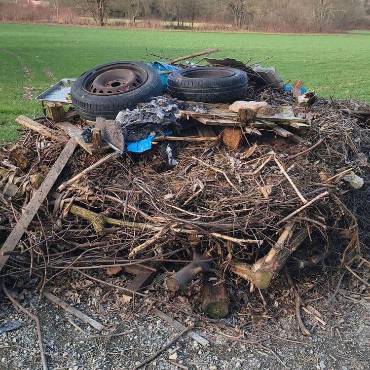 T'as important de déchets divers essentiellement bois 