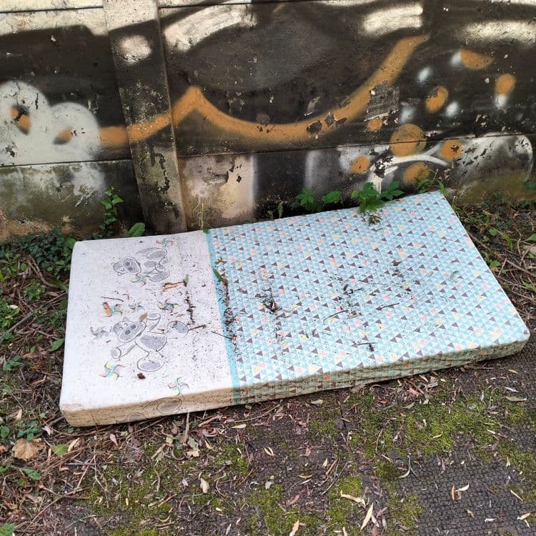 Matelas au bord de la piste cyclable 