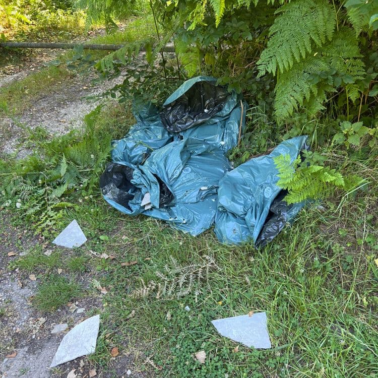 Sacs plastiques contenant des morceaux de fibro-ciment