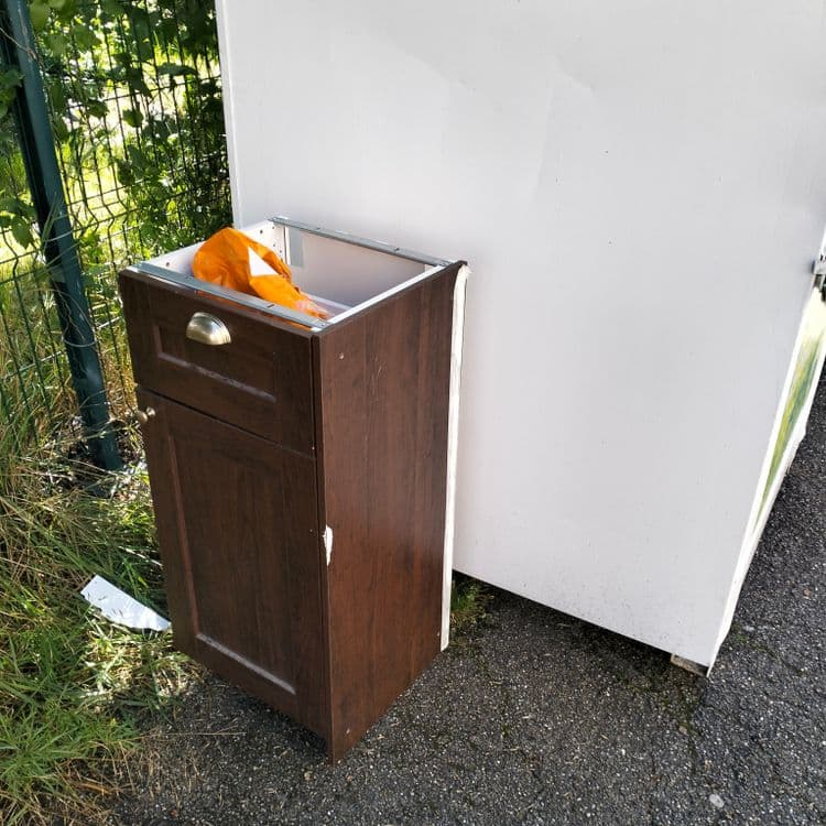Déchets divers, mobilier, vêtements, ventilateur de plafond 