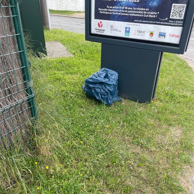 Sac poubelle déposé au pied du panneau sucette
C’est 
