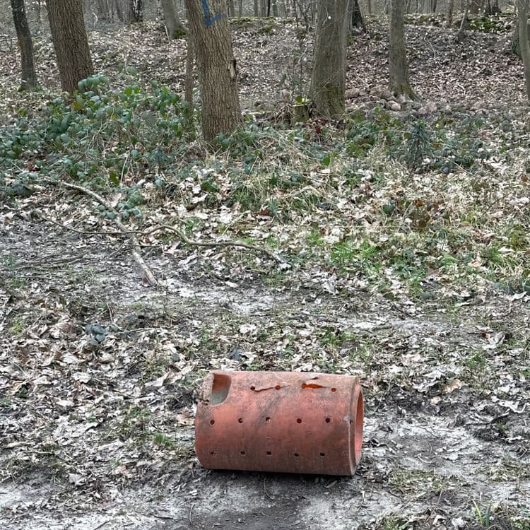 Déchets constatés :

Un cylindre en plastique orange perforé, probablement un tube de drainage ou un élément de protection pour les arbres.  Son poids est estimé à environ 5 kg. Une seule unité a été observée.  Il n'y a pas d'autres déchets visibles sur la photographie.
