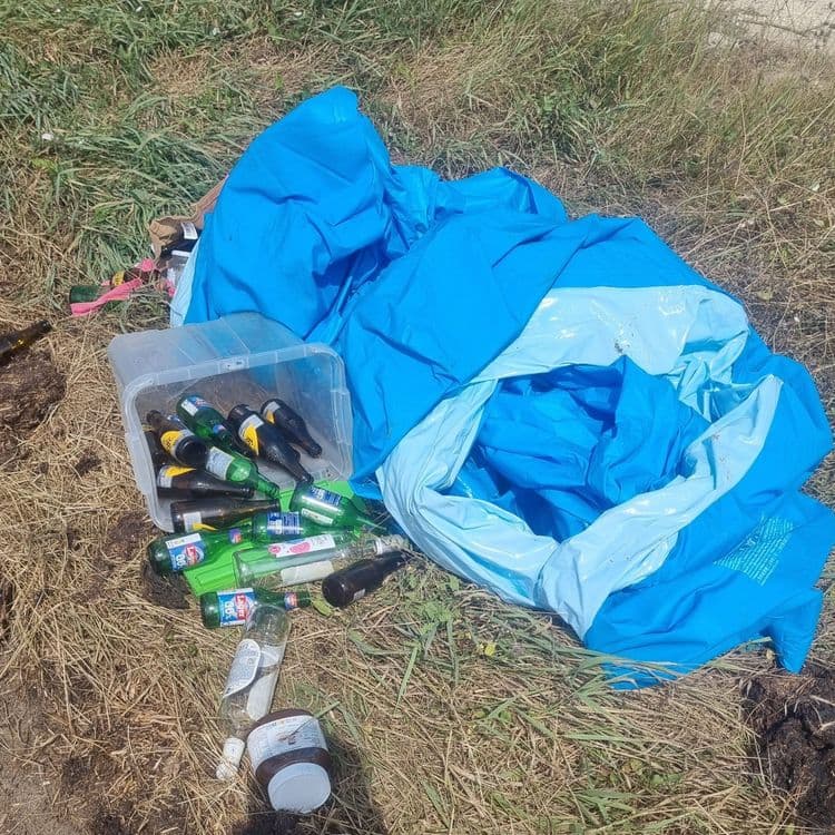 Dépôt sauvage de verre et déchet plastique en bordure de chemin