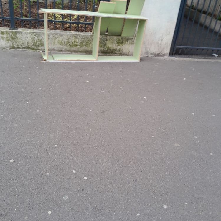 Palche en bois jeté sur le trotoire
