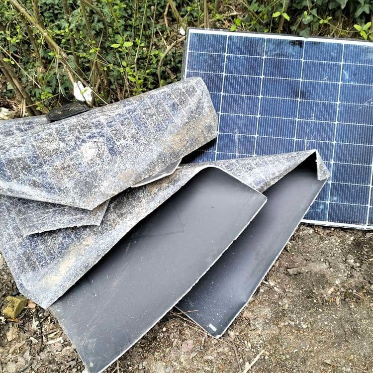 Panneaux photovoltaïques et déchets divers abandonnés au bord de la route 