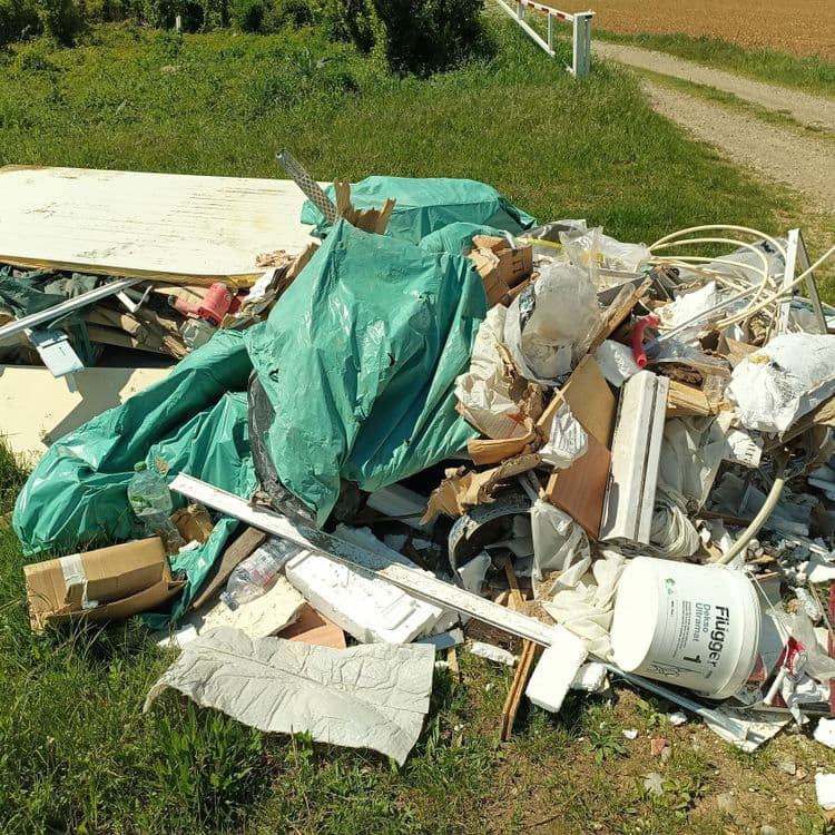 Dépôt d'artisans, plâtre, béton, seaux, plastiques, ferraille et electro portatifs HS.