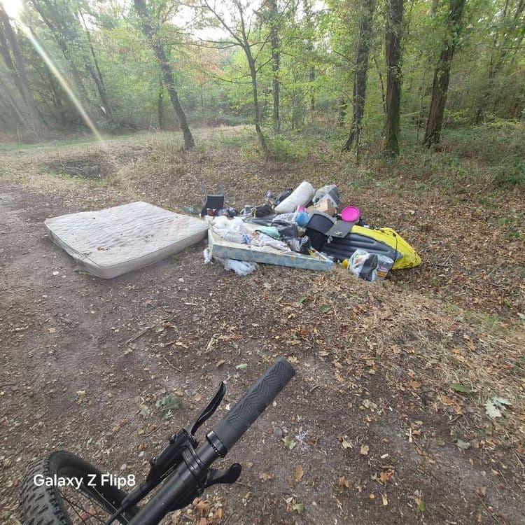 Dépôt sauvage de matelas,  bouteille et carton. 