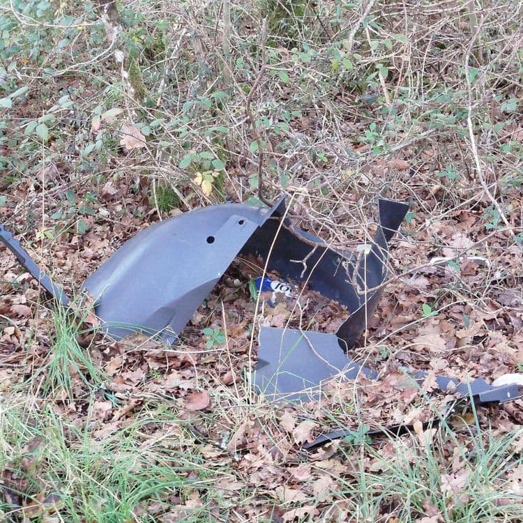 Divers plastiques alimentaires et restes de voiture. Petits chemins en forêt 