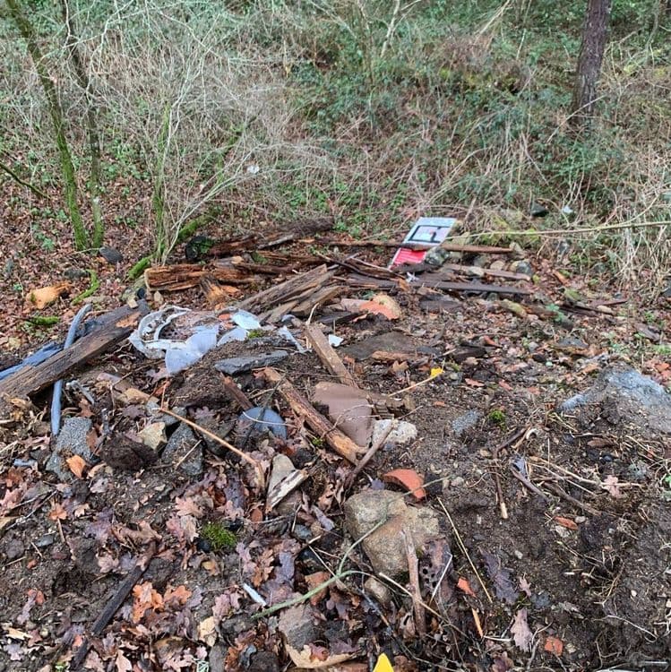 Voici une estimation des déchets présents sur le site, de leur quantité et de leur poids approximatif :

*   **Déchets de bois :** Planches, morceaux de bois traité et non traité, probablement issus de travaux de construction ou de démolition. Estimation : 50 kg, représentant environ 20 pièces de différentes tailles.

*   **Déchets de construction et de démolition (gravats) :** Briquettes, morceaux de béton, pierres. Estimation : 80 kg, soit l'équivalent de 30 éléments de différentes dimensions.

*   **Déchets plastiques :** Films plastiques, fragments divers. Estimation : 5 kg, correspondant à un volume de 10 sacs de courses remplis.

*   **Déchets métalliques :** Un cadre métallique (possiblement d'un appareil électroménager ou d'un meuble), divers petits éléments métalliques non identifiés. Estimation : 10 kg, représentant environ 3 éléments distincts.

*   **Déchets divers :** Morceaux de tuyaux en PVC, débris non identifiables. Estimation : 5 kg, correspondant à une dizaine de petits éléments.

Il est important de noter que ces estimations sont approximatives et basées sur l'observation des images. Une évaluation plus précise nécessiterait un examen sur site.
