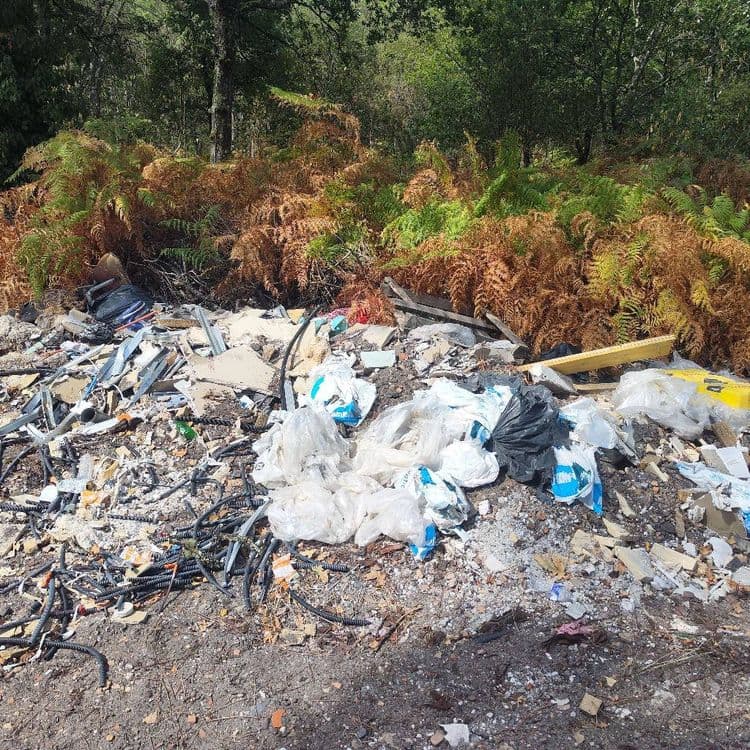 Les déchets abandonnés sur le site sont les suivants :

Des sacs poubelles, majoritairement blancs mais aussi quelques-uns noirs, contenant probablement un mélange de déchets ménagers et de petits déchets de chantier. On dénombre environ 25 à 35 sacs, pour un poids total estimé entre 150 et 300 kilogrammes.

Des gravats et débris de construction, incluant des morceaux de béton, de plâtre, de carrelage et des parpaings. Ces éléments forment un volume conséquent, représentant plusieurs centaines de morceaux. Le poids estimé pour cette catégorie se situe entre 400 et 600 kilogrammes.

Des câbles électriques et des gaines, regroupés en deux tas distincts. La quantité représente plusieurs dizaines de mètres linéaires. Le poids estimé est de 70 à 110 kilogrammes.

Du bois, sous forme de palettes (environ 3 à 5 unités) et de planches diverses. Le poids estimé pour l'ensemble du bois est de 60 à 150 kilogrammes.

Des déchets verts, principalement des branchages et des feuilles coupées, formant un tas d'environ 1 à 2 mètres cubes. Le poids estimé est de 30 à 50 kilogrammes.

Des plastiques divers, tels que des bâches, des emballages et une longue pièce de polystyrène. La quantité est de plusieurs éléments. Le poids estimé est de 10 à 20 kilogrammes.

Des éléments métalliques, comme de la ferraille et des cadres. La quantité est de quelques pièces. Le poids estimé est de 10 à 20 kilogrammes.

Des cartons et papiers, en quelques pièces. Le poids estimé est de 5 à 10 kilogrammes.

Des textiles et vêtements, en quelques articles. Le poids estimé est de 1 à 2 kilogrammes.