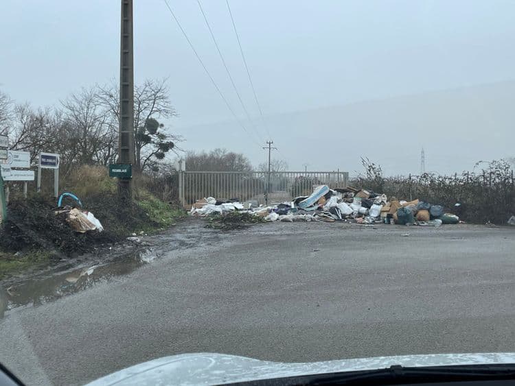 Décharge sauvage. Sale, de nombreux déchets. Encombrants. Sacs plastiques poubelles pleins. 