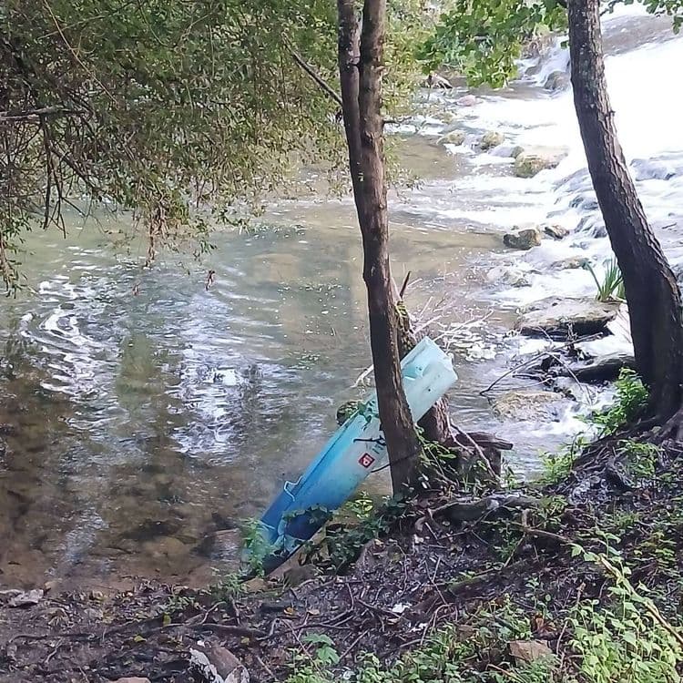 Pollution épave de kayak 