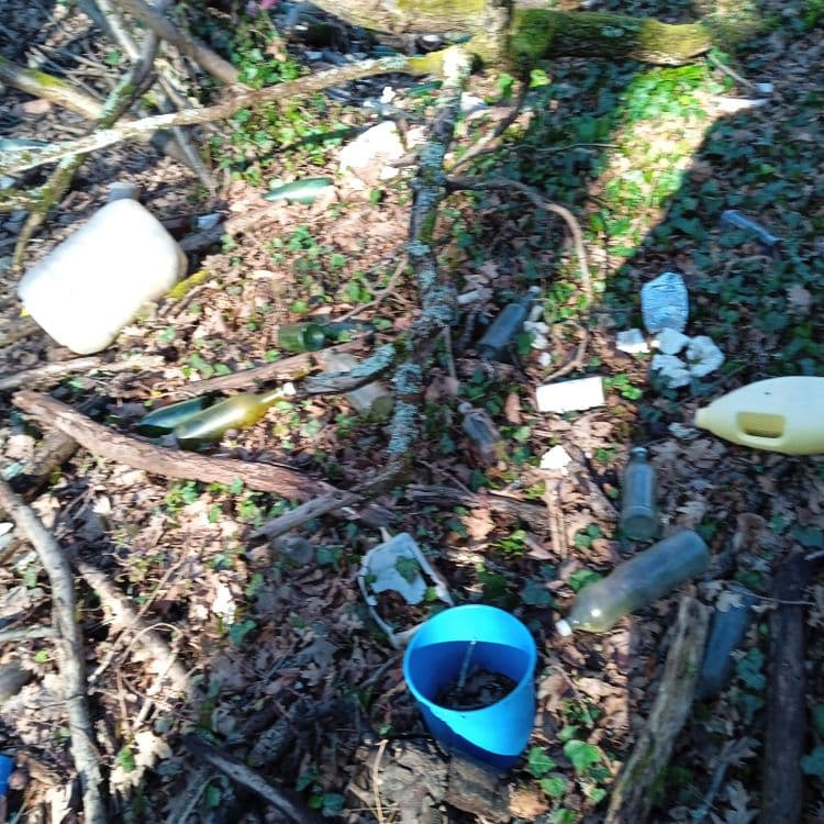 Bonjour beaucoup de bouteilles de verre des bidons 3 ou 4 pneus si besoin je peux venir aider à nettoyer 