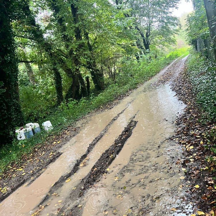 De nombreux bidons remplis d’un liquide non identifié